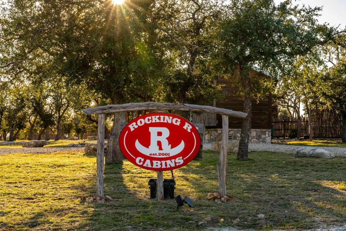 Rockin' R - Rustic Star Cabin フレデリックスバーグ エクステリア 写真