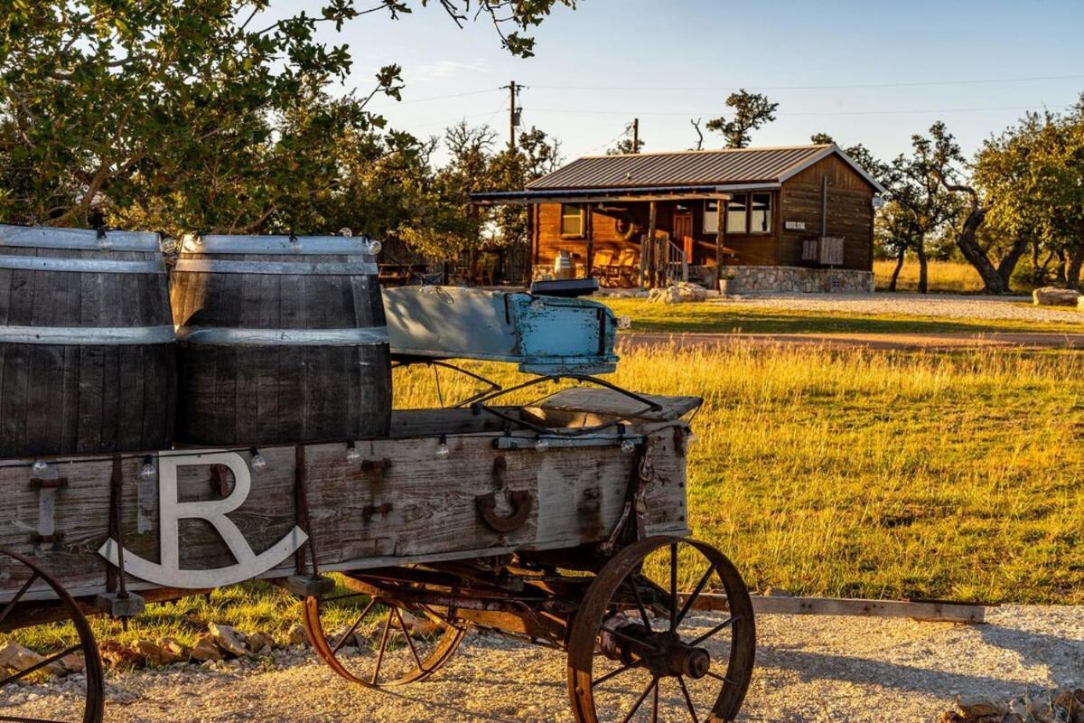 Rockin' R - Rustic Star Cabin フレデリックスバーグ エクステリア 写真